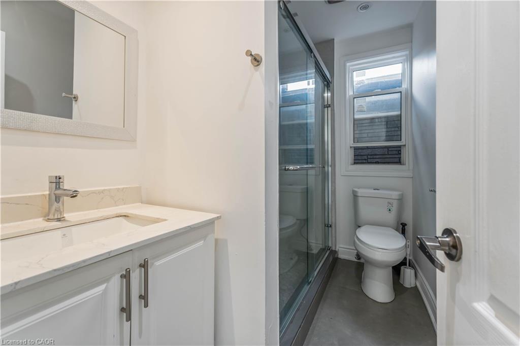 2-934 Barton Street E, Hamilton, ON - Indoor Photo Showing Bathroom