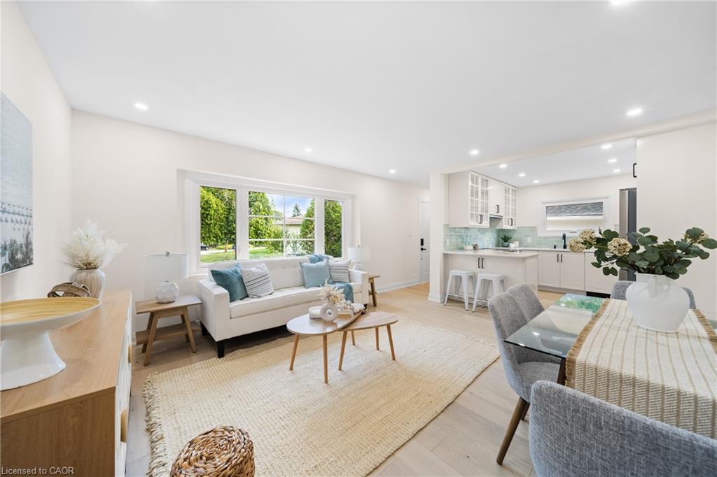 133 Inglewood Drive, Oakville, ON - Indoor Photo Showing Living Room