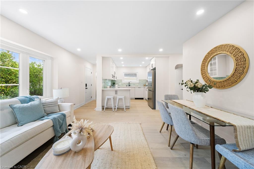 133 Inglewood Drive, Oakville, ON - Indoor Photo Showing Living Room