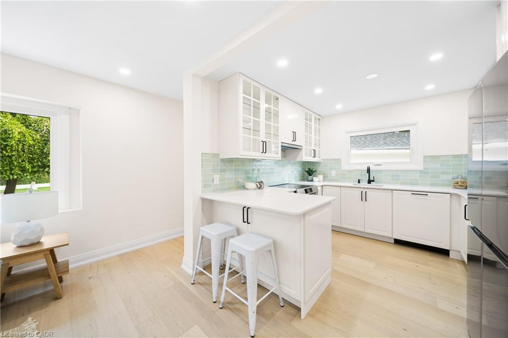 133 Inglewood Drive, Oakville, ON - Indoor Photo Showing Kitchen