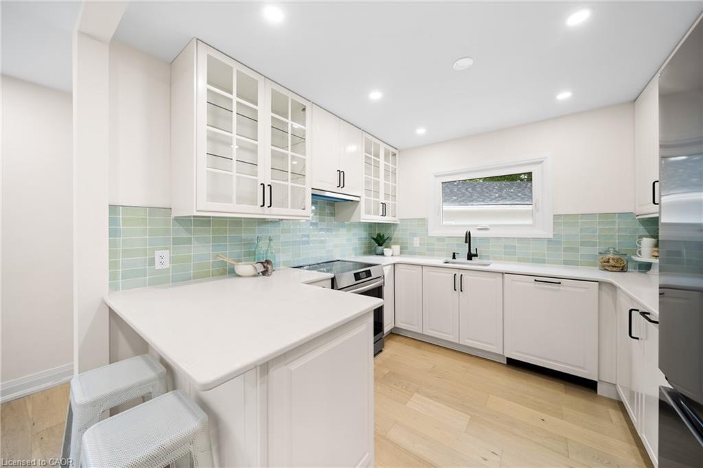 133 Inglewood Drive, Oakville, ON - Indoor Photo Showing Kitchen With Upgraded Kitchen