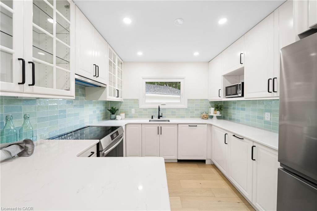 133 Inglewood Drive, Oakville, ON - Indoor Photo Showing Kitchen With Upgraded Kitchen