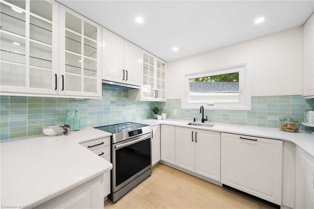 133 Inglewood Drive, Oakville, ON - Indoor Photo Showing Kitchen With Upgraded Kitchen