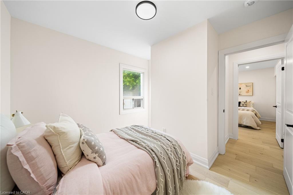 133 Inglewood Drive, Oakville, ON - Indoor Photo Showing Bedroom