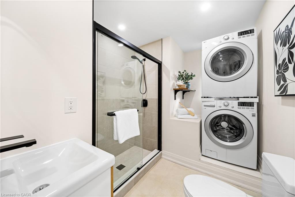 133 Inglewood Drive, Oakville, ON - Indoor Photo Showing Laundry Room