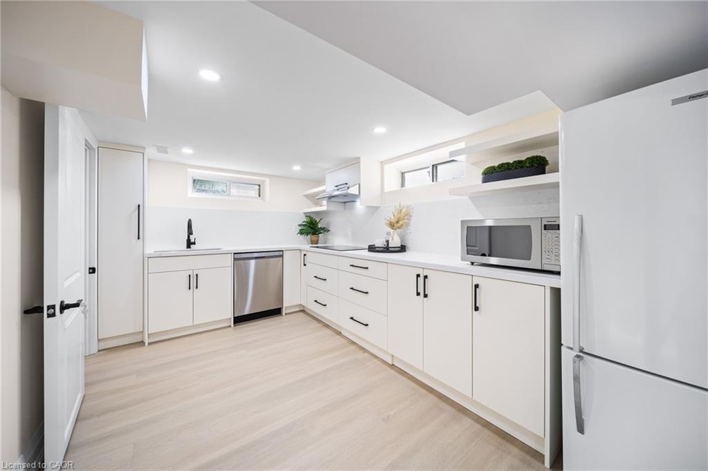 133 Inglewood Drive, Oakville, ON - Indoor Photo Showing Kitchen
