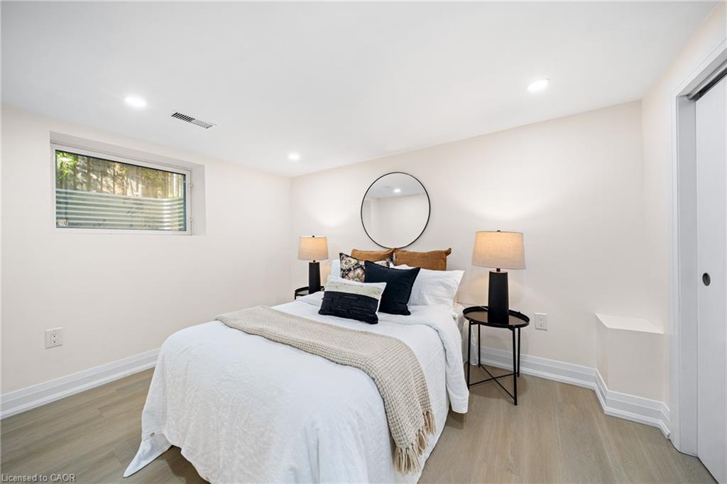 133 Inglewood Drive, Oakville, ON - Indoor Photo Showing Bedroom