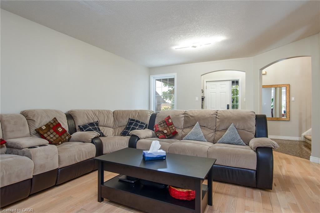 11 Apple Ridge Drive, Kitchener, ON - Indoor Photo Showing Living Room