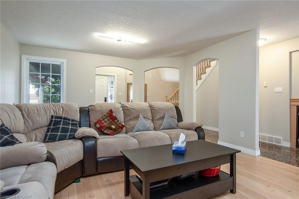 11 Apple Ridge Drive, Kitchener, ON - Indoor Photo Showing Living Room