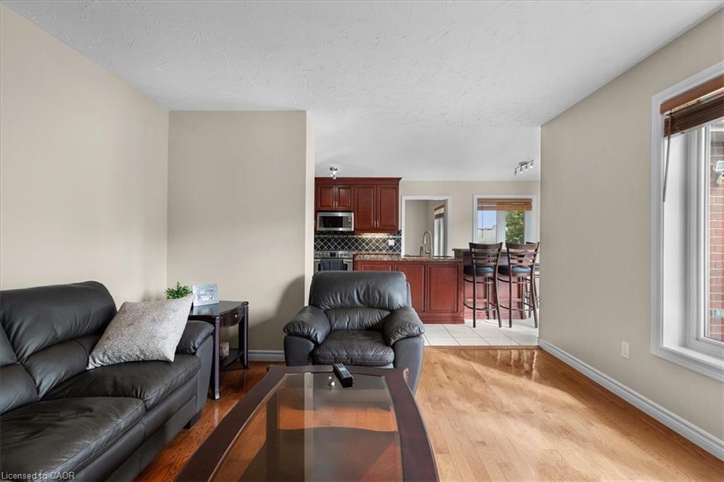 44 Tami Court, Kitchener, ON - Indoor Photo Showing Living Room