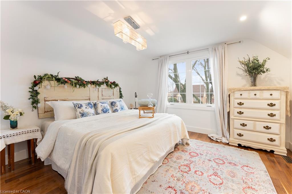 519 Regina Drive, Burlington, ON - Indoor Photo Showing Bedroom