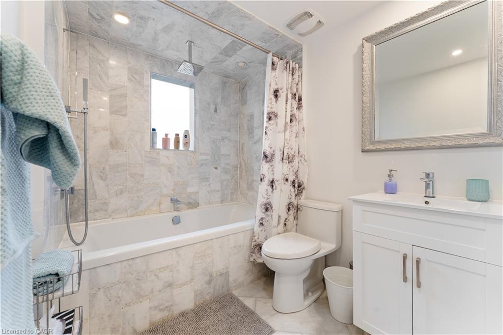 519 Regina Drive, Burlington, ON - Indoor Photo Showing Bathroom