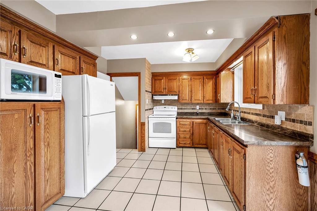 85 East 45Th Street, Hamilton, ON - Indoor Photo Showing Kitchen With Double Sink