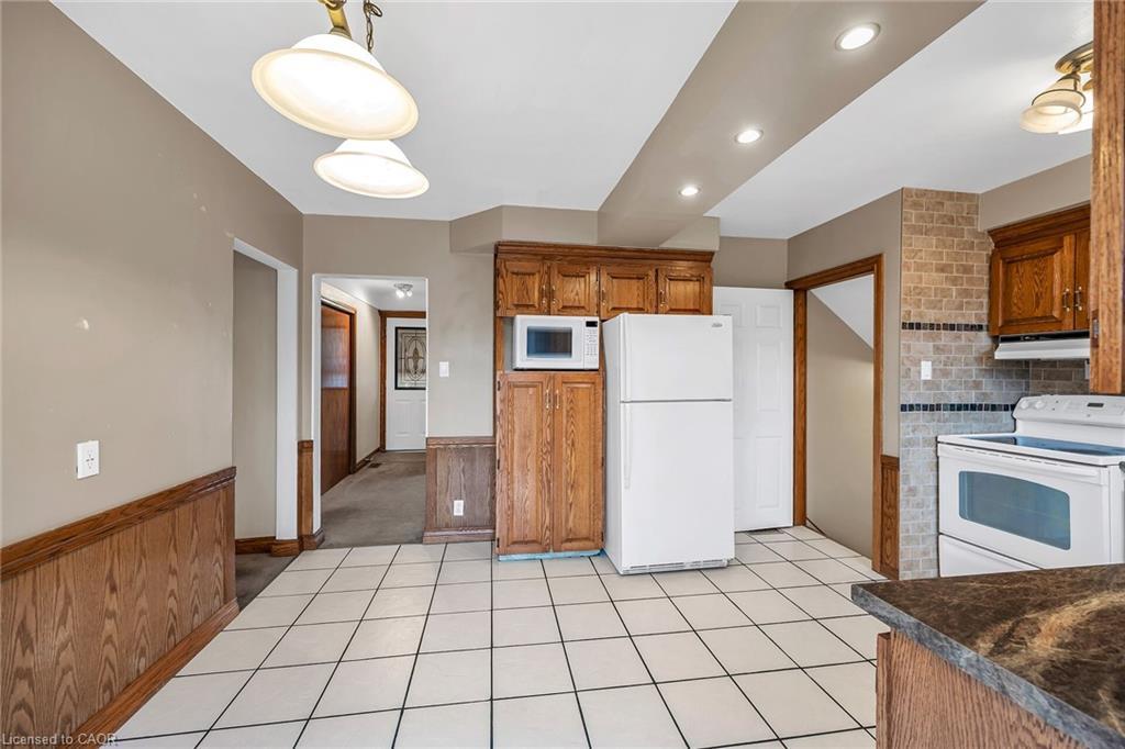 85 East 45Th Street, Hamilton, ON - Indoor Photo Showing Kitchen