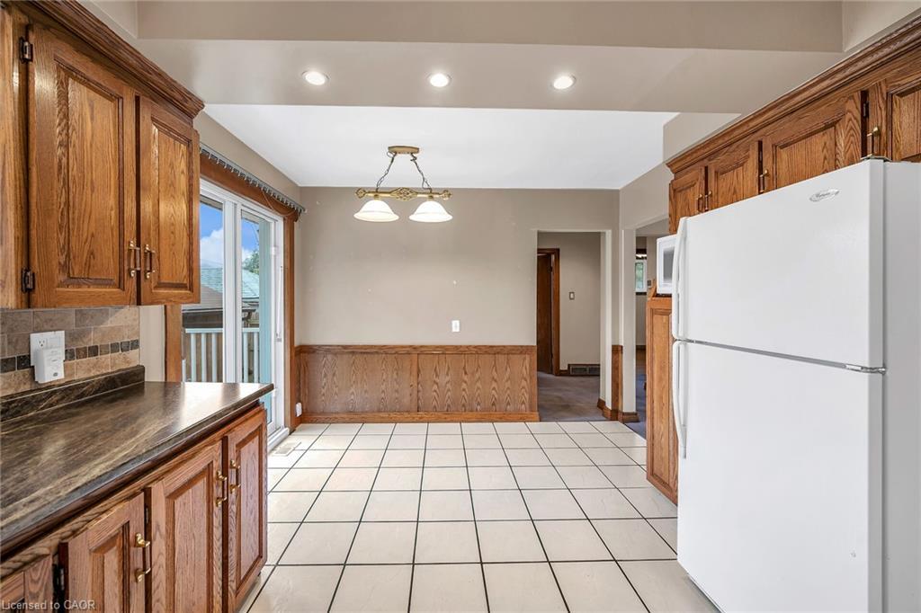 85 East 45Th Street, Hamilton, ON - Indoor Photo Showing Kitchen
