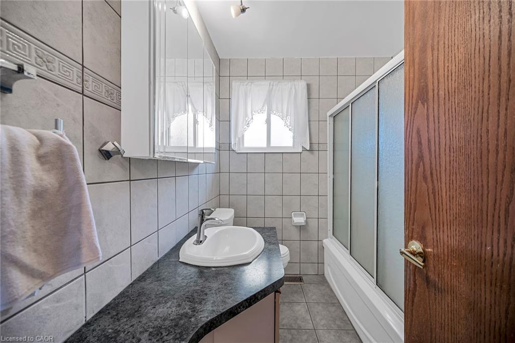 85 East 45Th Street, Hamilton, ON - Indoor Photo Showing Bathroom