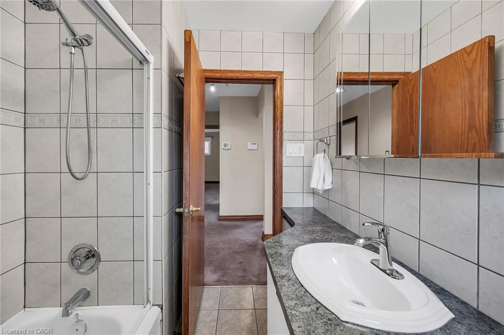 85 East 45Th Street, Hamilton, ON - Indoor Photo Showing Bathroom