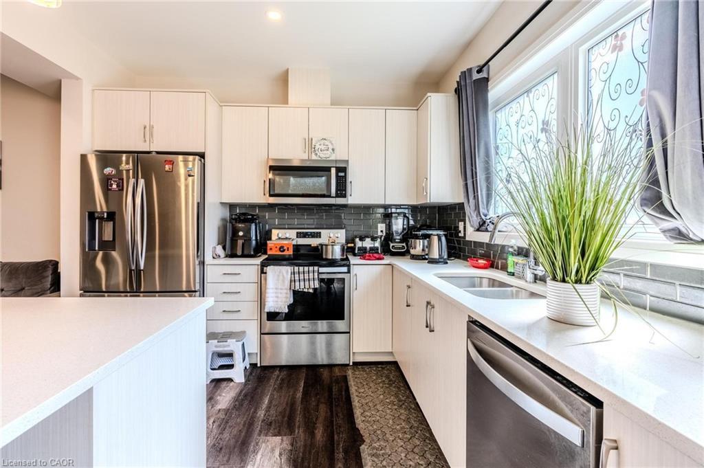 78 Jayla Lane, Smithville, ON - Indoor Photo Showing Kitchen With Double Sink