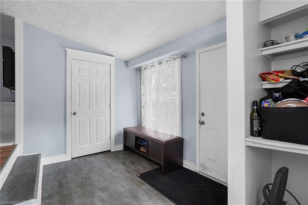 4586 Fifth Avenue, Niagara Falls, ON - Indoor