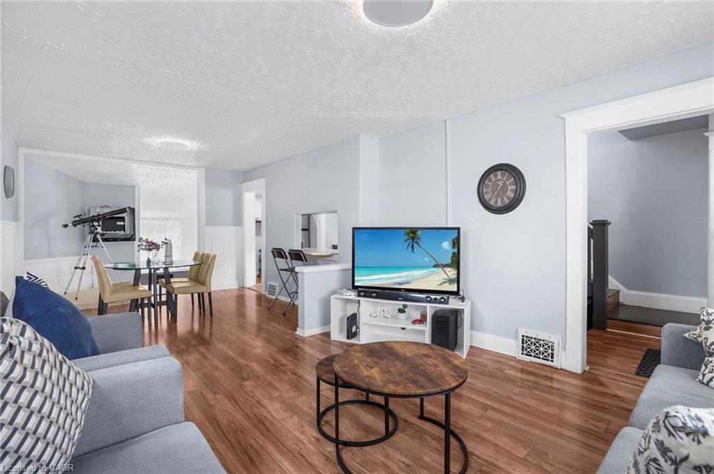4586 Fifth Avenue, Niagara Falls, ON - Indoor Photo Showing Living Room