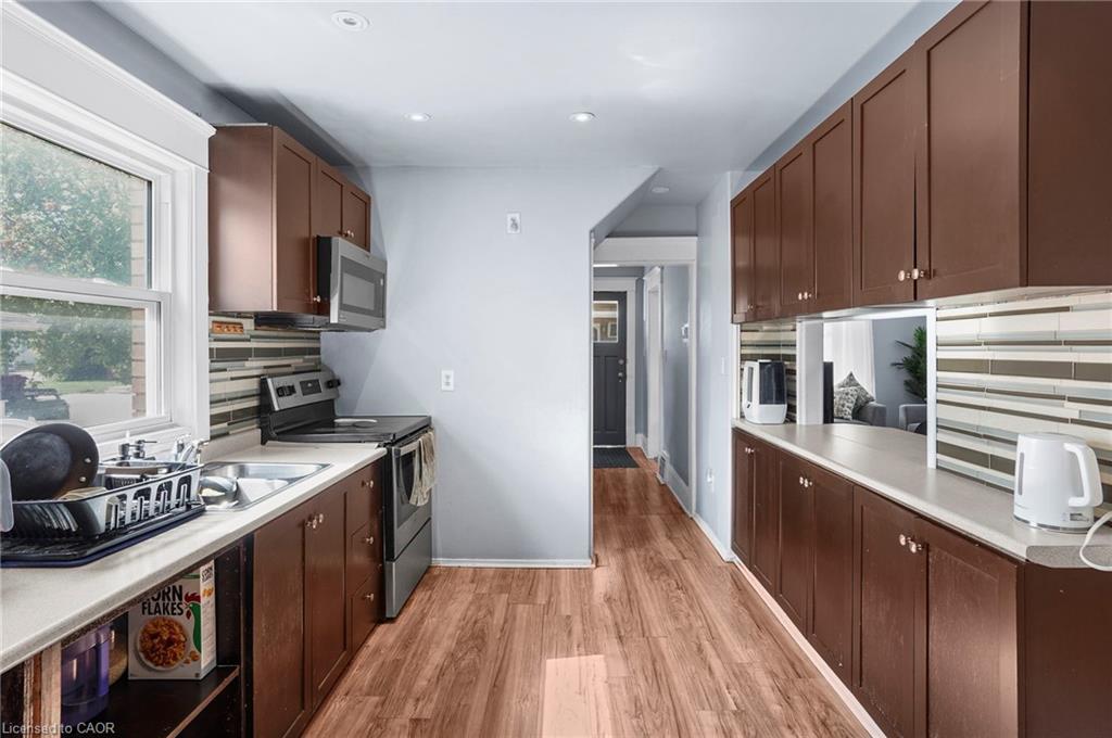 4586 Fifth Avenue, Niagara Falls, ON - Indoor Photo Showing Kitchen