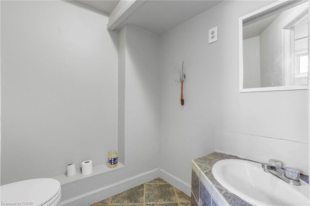 4586 Fifth Avenue, Niagara Falls, ON - Indoor Photo Showing Bathroom