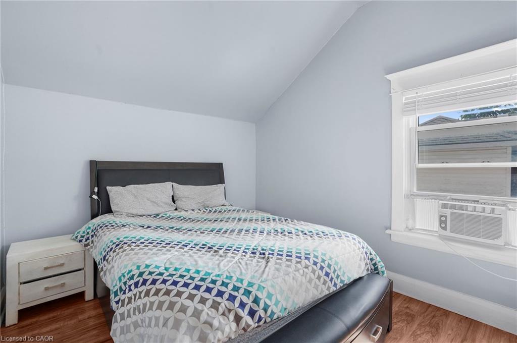 4586 Fifth Avenue, Niagara Falls, ON - Indoor Photo Showing Bedroom