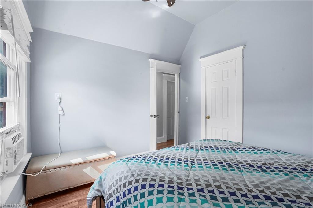 4586 Fifth Avenue, Niagara Falls, ON - Indoor Photo Showing Bedroom