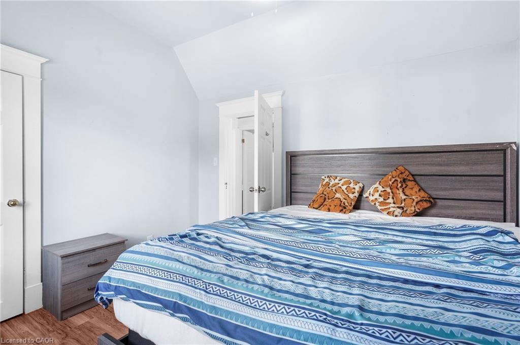 4586 Fifth Avenue, Niagara Falls, ON - Indoor Photo Showing Bedroom
