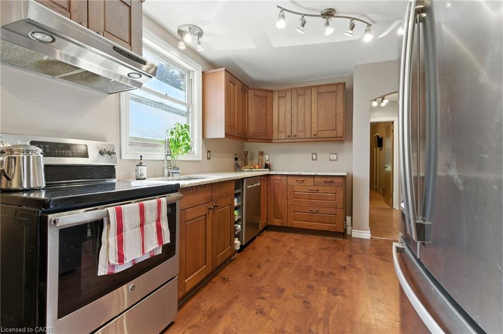 608 Fennell Avenue E, Hamilton, ON - Indoor Photo Showing Kitchen