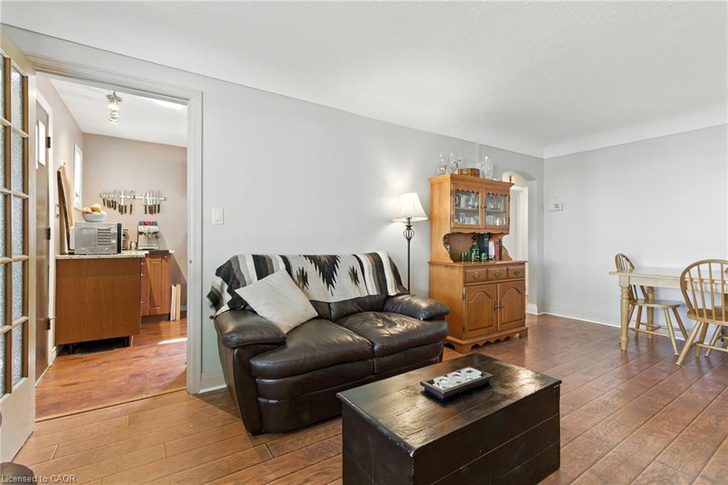 608 Fennell Avenue E, Hamilton, ON - Indoor Photo Showing Living Room