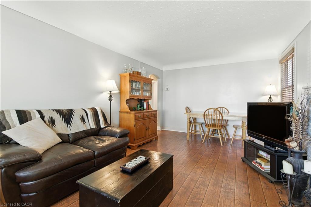 608 Fennell Avenue E, Hamilton, ON - Indoor Photo Showing Living Room