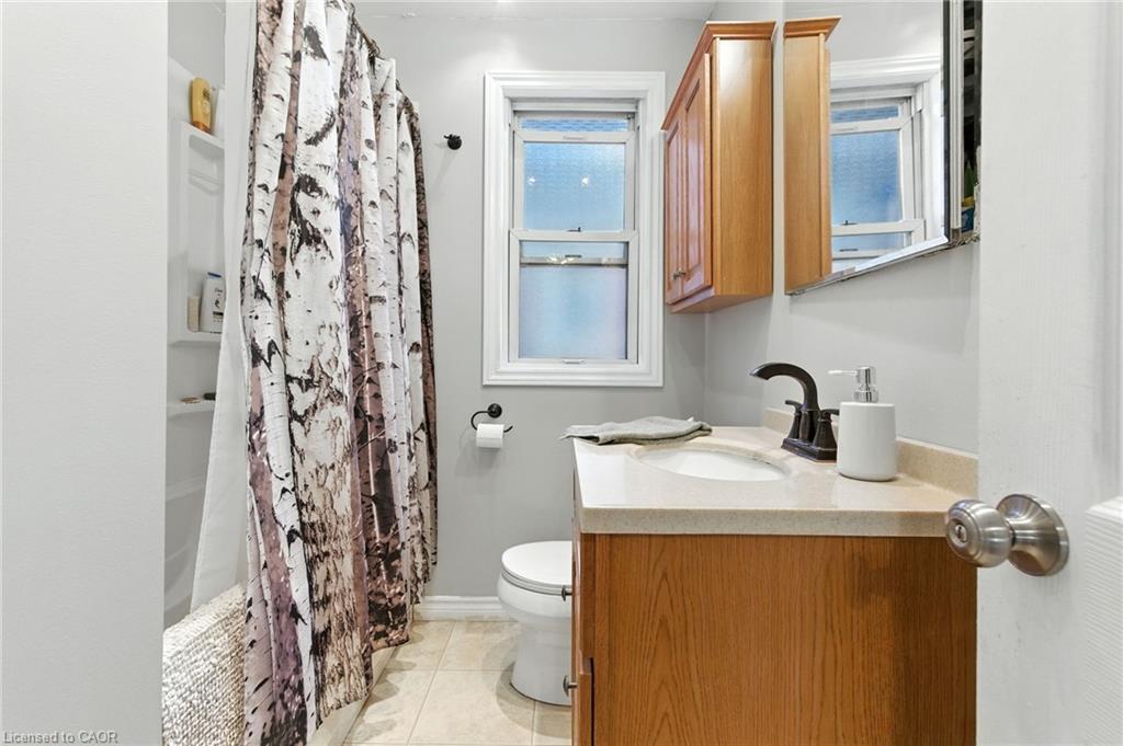 608 Fennell Avenue E, Hamilton, ON - Indoor Photo Showing Bathroom