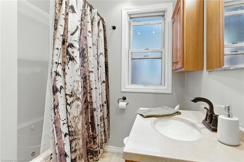 608 Fennell Avenue E, Hamilton, ON - Indoor Photo Showing Bathroom
