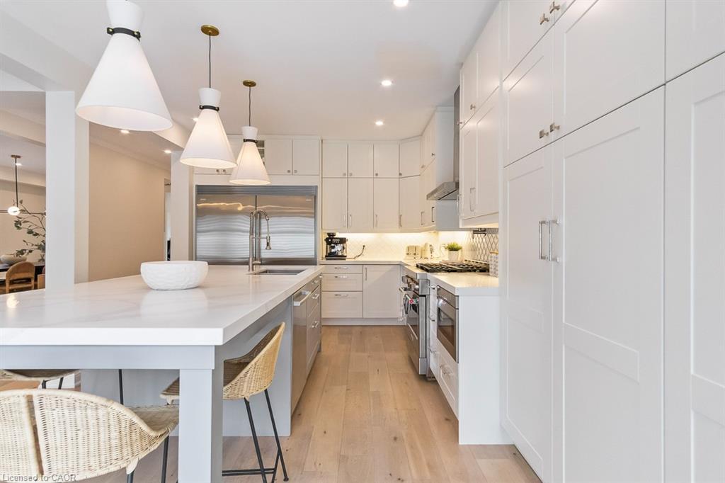2301 Baronwood Drive, Oakville, ON - Indoor Photo Showing Kitchen With Upgraded Kitchen