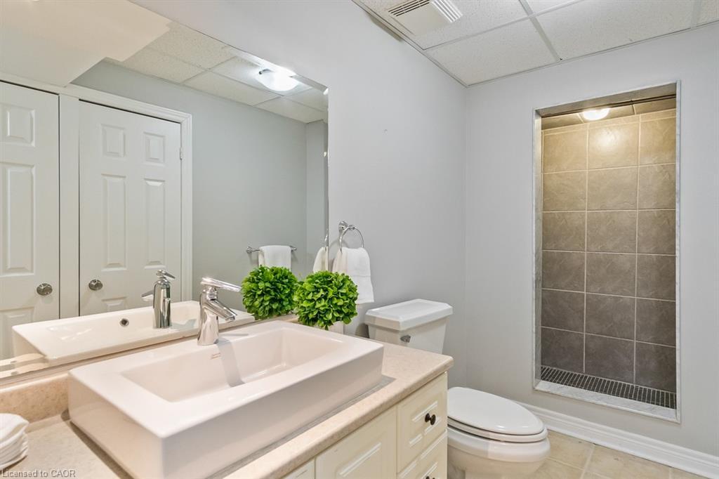 2301 Baronwood Drive, Oakville, ON - Indoor Photo Showing Bathroom
