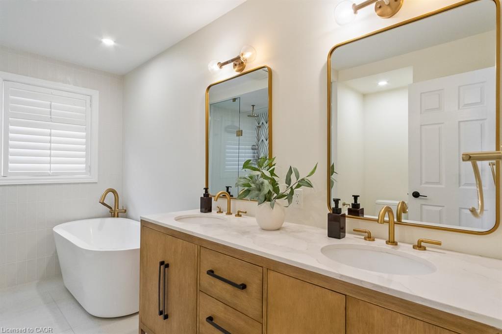 2301 Baronwood Drive, Oakville, ON - Indoor Photo Showing Bathroom