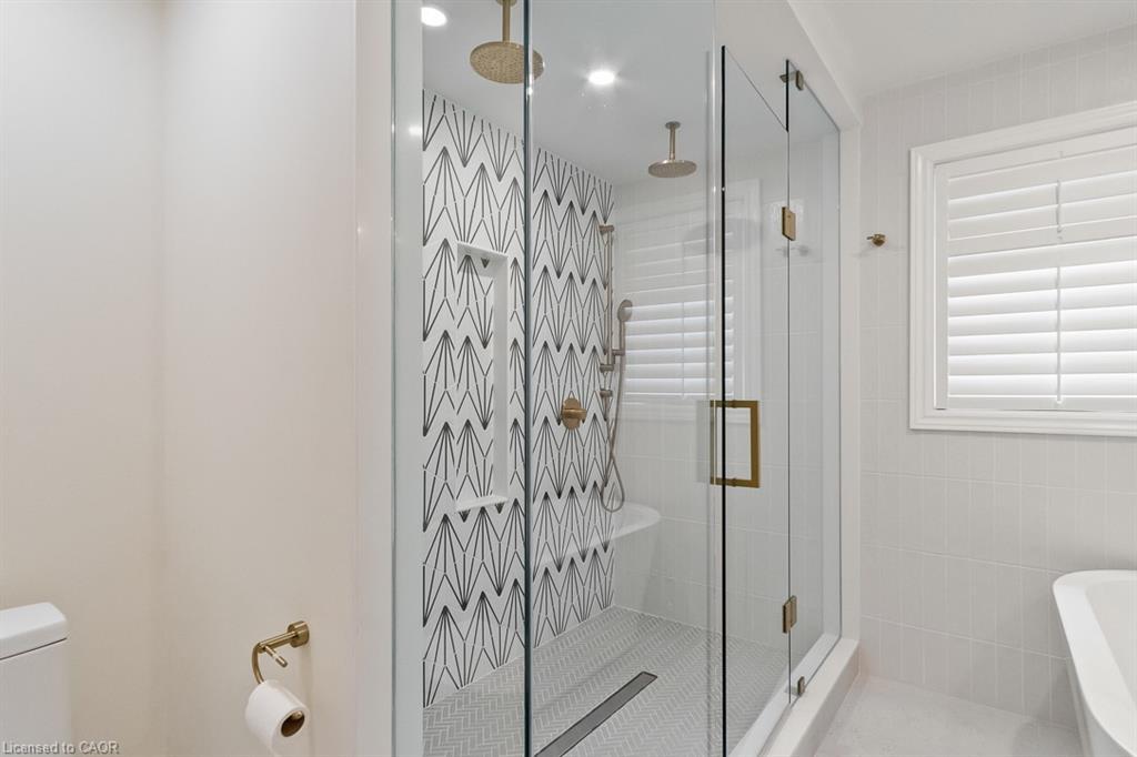 2301 Baronwood Drive, Oakville, ON - Indoor Photo Showing Bathroom