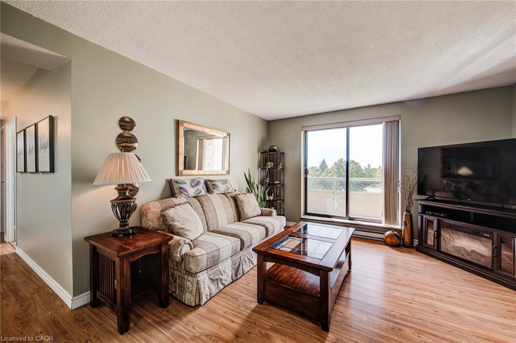 405-89 Westwood Road, Guelph, ON - Indoor Photo Showing Living Room