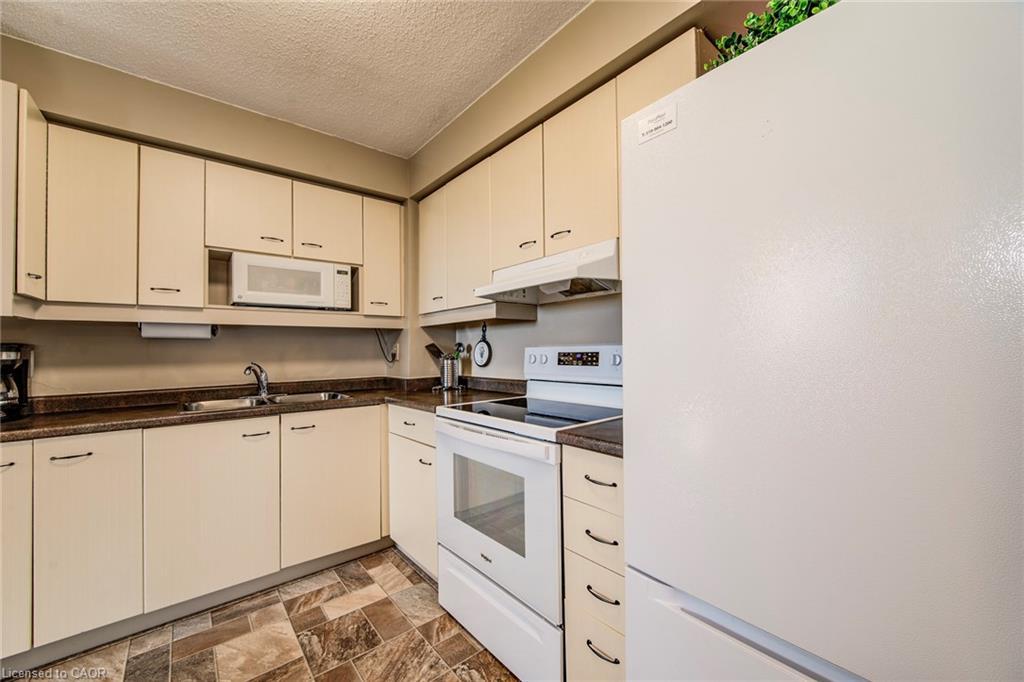 405-89 Westwood Road, Guelph, ON - Indoor Photo Showing Kitchen With Double Sink
