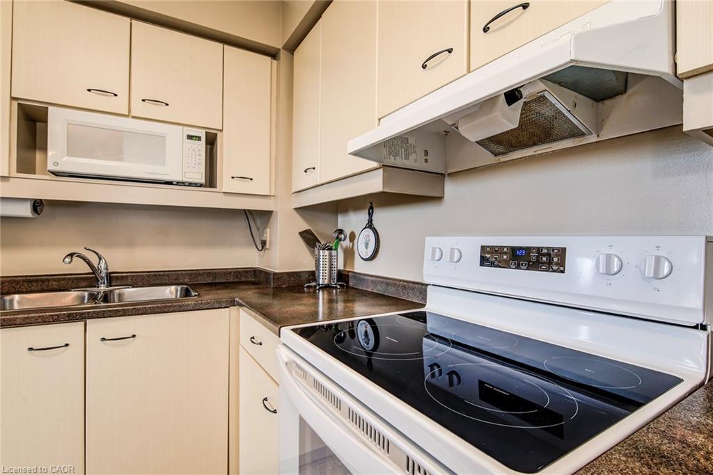 405-89 Westwood Road, Guelph, ON - Indoor Photo Showing Kitchen With Double Sink