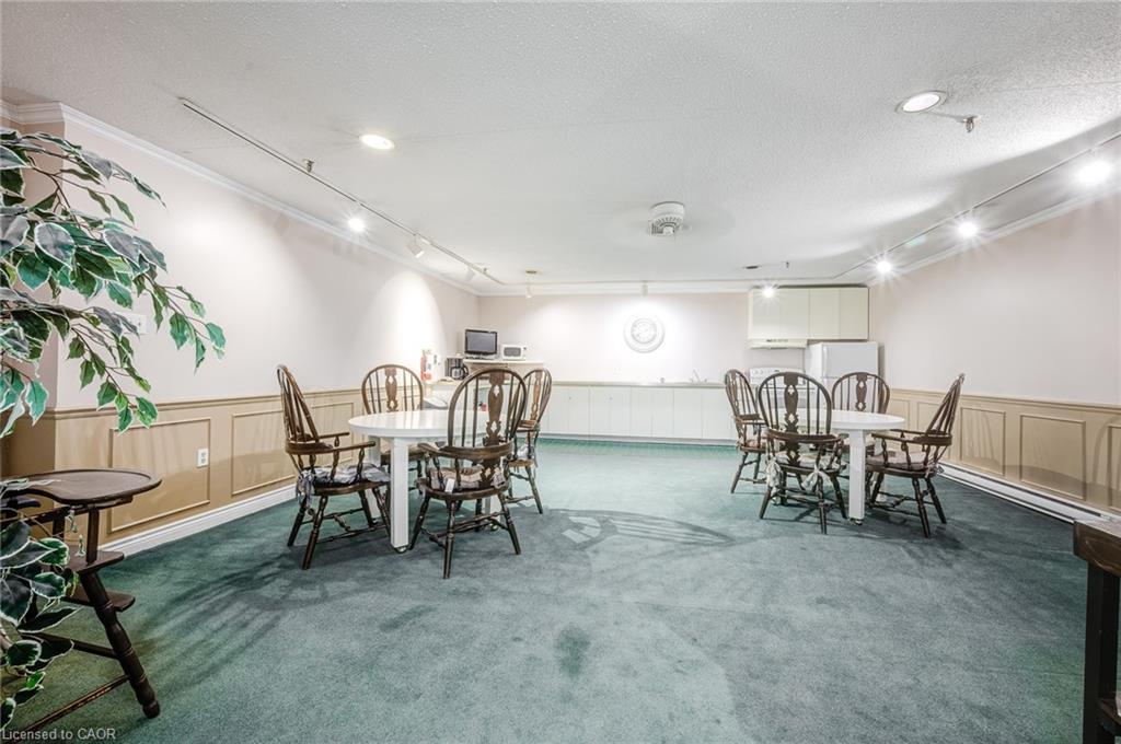 405-89 Westwood Road, Guelph, ON - Indoor Photo Showing Dining Room