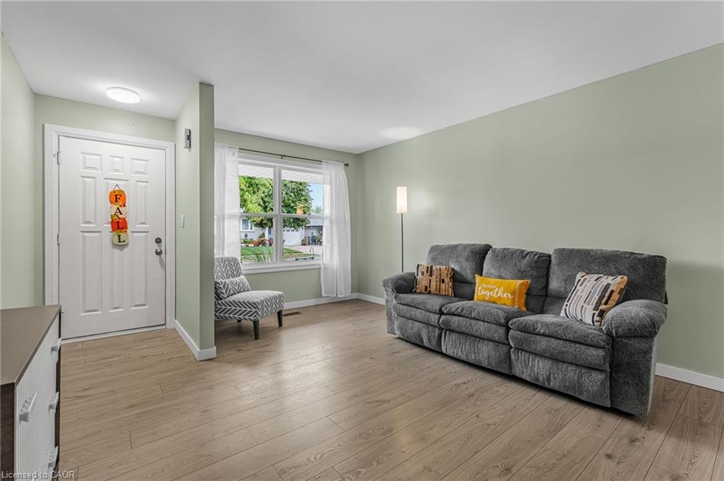 5880 Crimson Drive, Niagara Falls, ON - Indoor Photo Showing Living Room