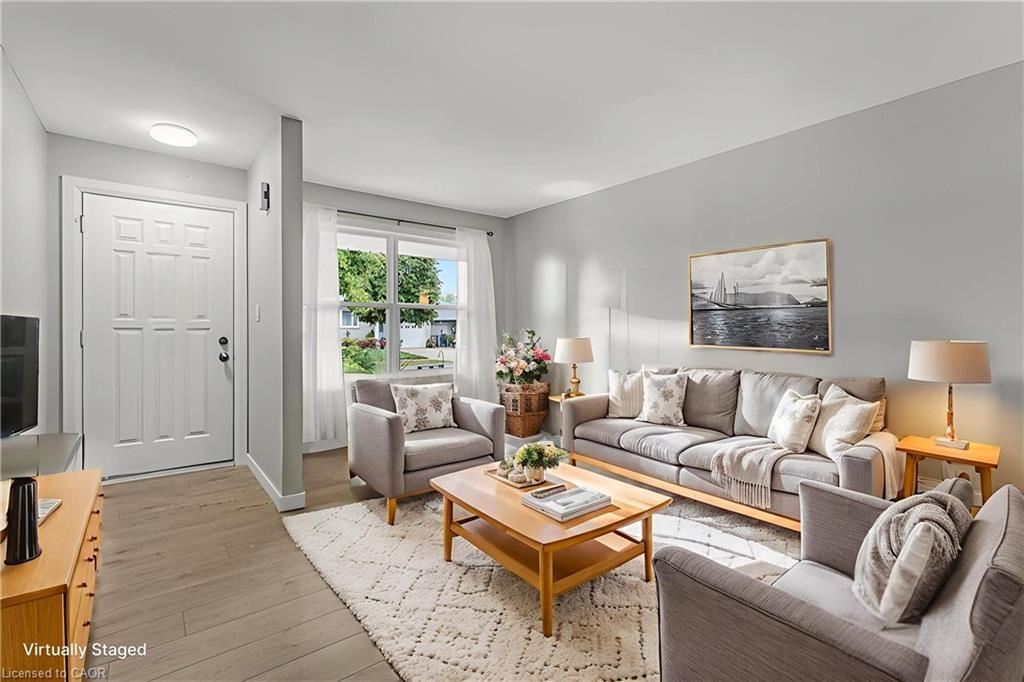 5880 Crimson Drive, Niagara Falls, ON - Indoor Photo Showing Living Room