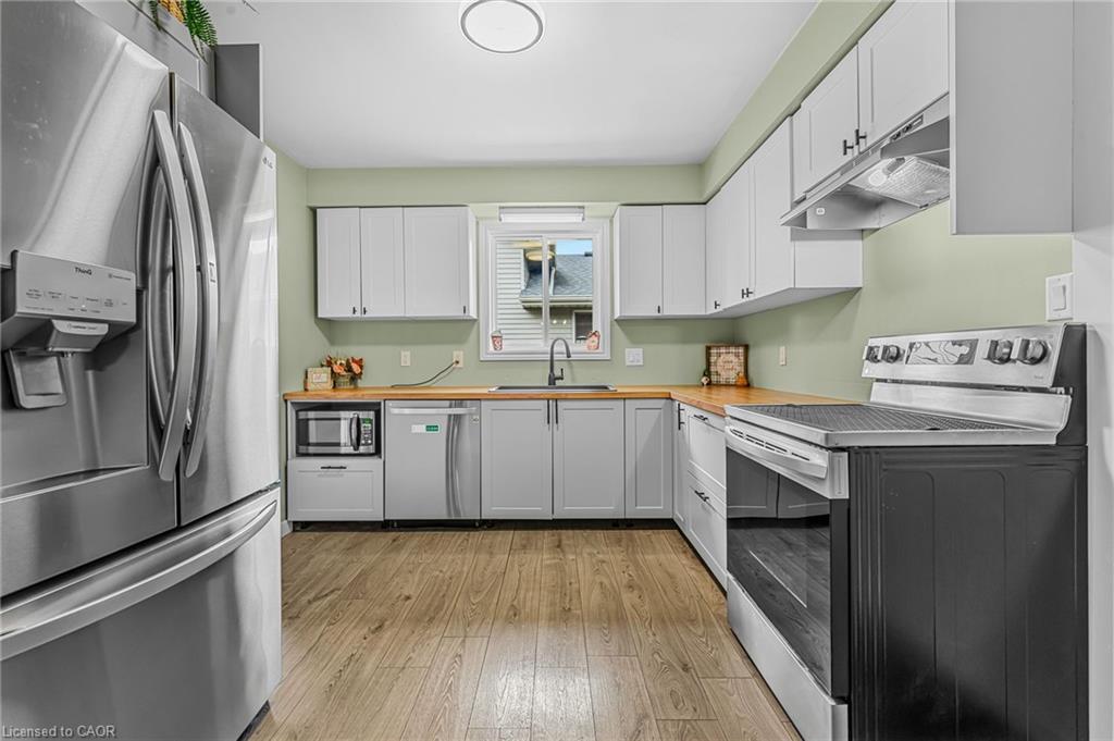 5880 Crimson Drive, Niagara Falls, ON - Indoor Photo Showing Kitchen