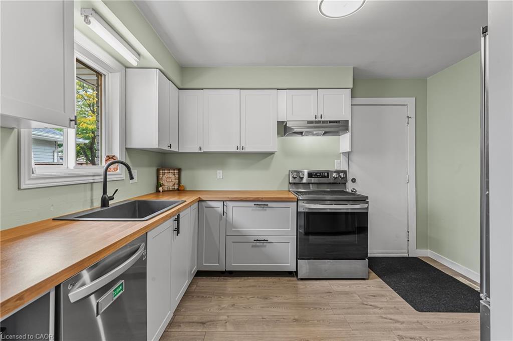 5880 Crimson Drive, Niagara Falls, ON - Indoor Photo Showing Kitchen