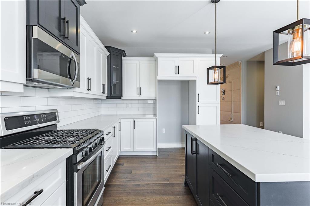 8 Cesar Place, Ancaster, ON - Indoor Photo Showing Kitchen With Upgraded Kitchen