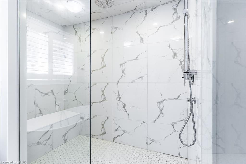 8 Cesar Place, Ancaster, ON - Indoor Photo Showing Bathroom