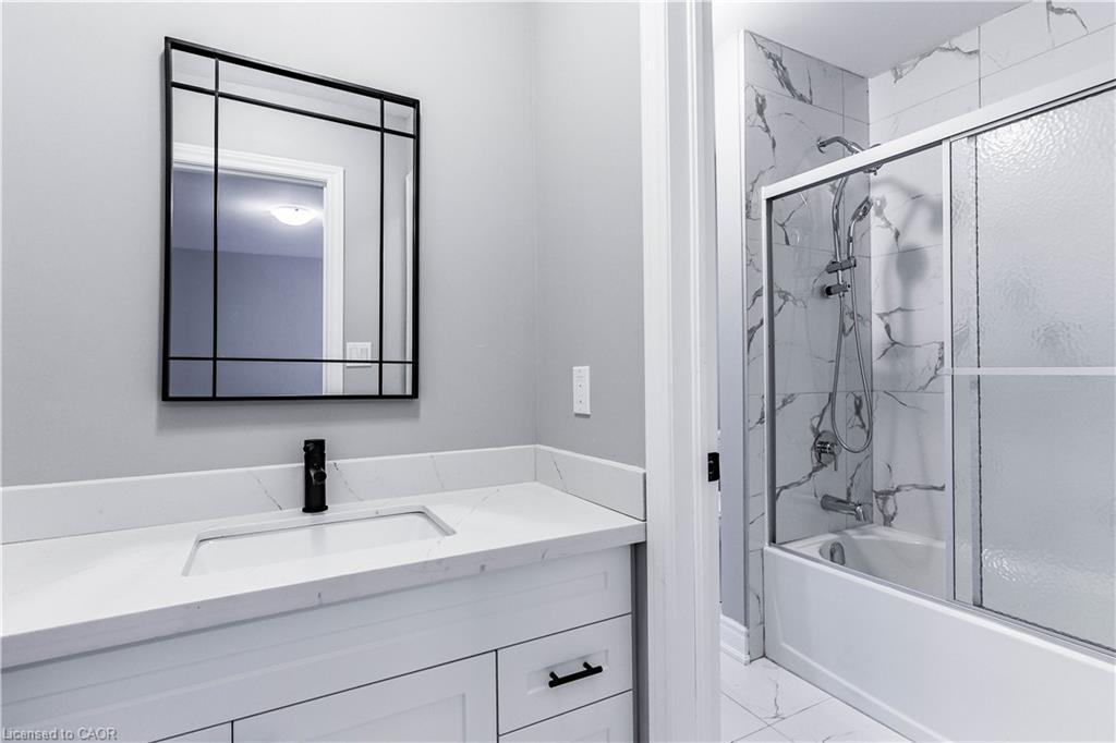 8 Cesar Place, Ancaster, ON - Indoor Photo Showing Bathroom