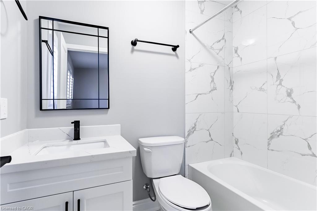 8 Cesar Place, Ancaster, ON - Indoor Photo Showing Bathroom